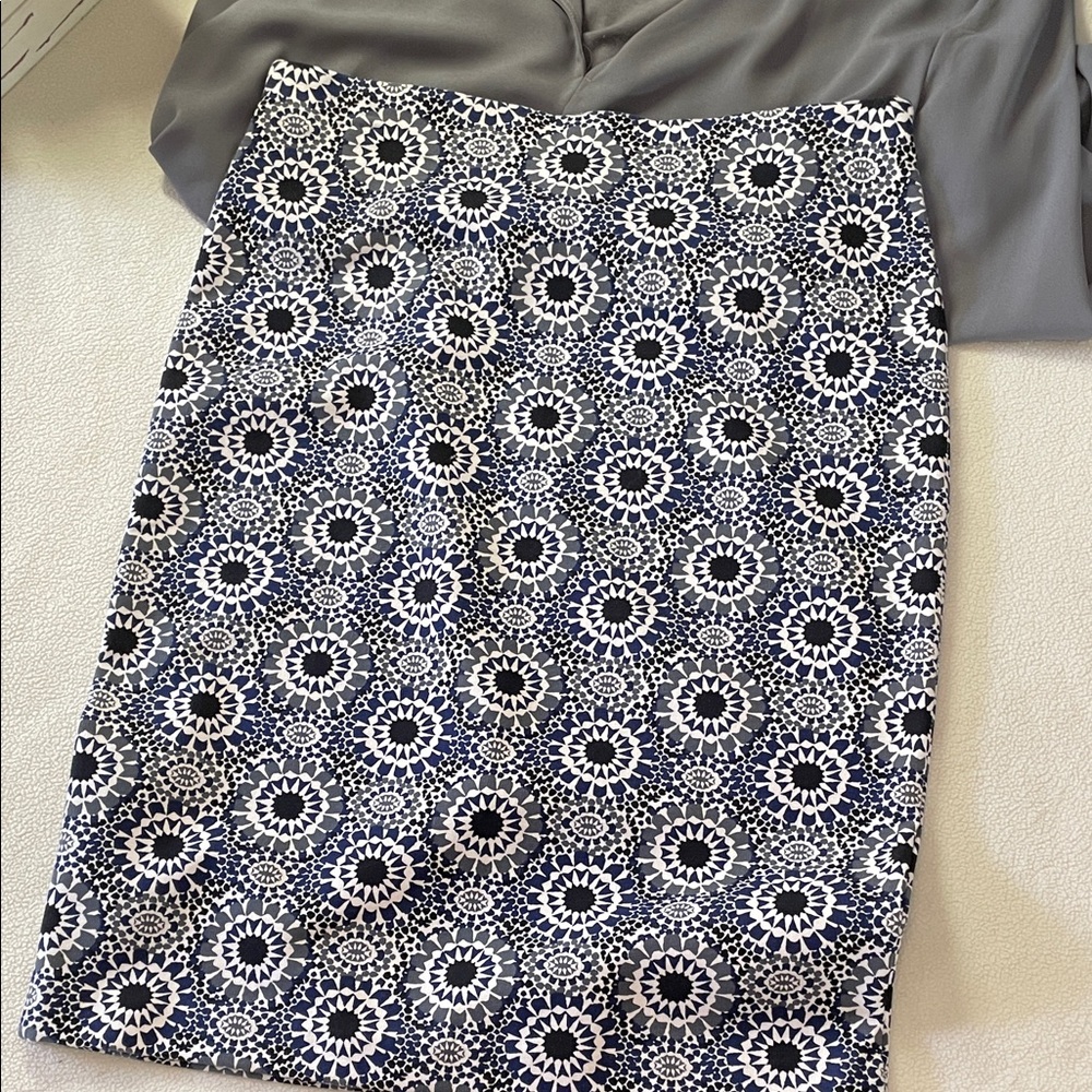047-Ann Taylor Factory Blue, Gray and White Floral Pencil Skirt